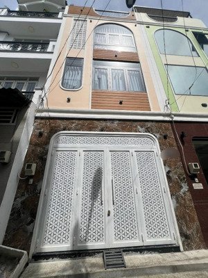 13 tỷ nhà cách mt 20m võ văn tần q3 ngang 4.5m nở hậu 5m x 15m t3l lh: 