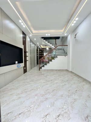 bán nhà 40m2 x 4 tầng mới tinh về ở luôn trước tết, nằm trong kpl xi măng, sở dầu giá 4,9 tỷ