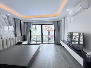 ngọc thuỵ- cách trường pháp 100m - 7 chỗ ra vào thoải mái- 7 tầng thang máy 50m2