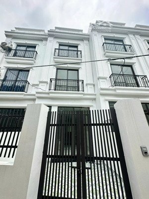 nhà 3tx50m2 trước nhà có sân để 4-6 xe máy ôtô đỗ gần 500m ubnd đông la chỉ 4,05 tỷ