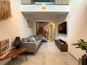 nhà trung tâm quận 10 152tr/m2