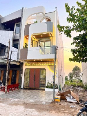 bán nhà 1 trệt 2 lầu mới hoàn thiện đường d15 kdc hồng loan 6a, gần bệnh viện đh nam cần thơ