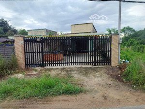 nhà ở gắn liền với đất, thổ cư 100m2. diện tích trên sổ 397m2, ngoài ra có gần 100m2 giấy tay.