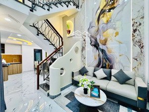 thiết kế hiện đại - 3 tầng - 3 phòng ngủ - vị trí vàng