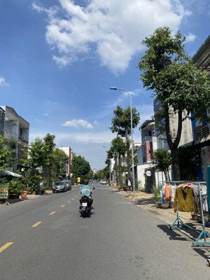 chỉ 12,3 tỷ có ngay. nhà phố 3 tầng. 115m2. mt đường d2. tăng nhơn phú a.