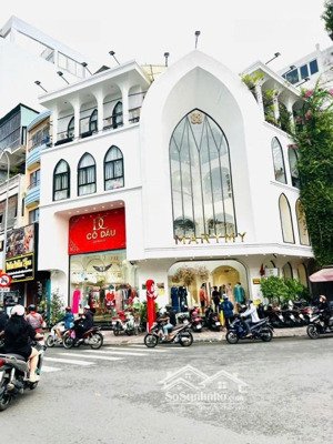 siêu hiếm căn góc 2 mặt tiền phan xích long-hầm 5tầng -hđt 220 triệu-dt 8x18m- giá 68 tỷ