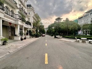 chính chủ cần bán liền kề louis city đại mỗ - 100m - 6 tầng thang máy full nội thất - giá 28 tỷ.