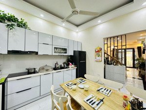 bán nhà phố lĩnh nam, nhà đẹp ở sướng, chủ tặng toàn bộ nội thất xịn, 46m 5 tầng 12.6 tỷ