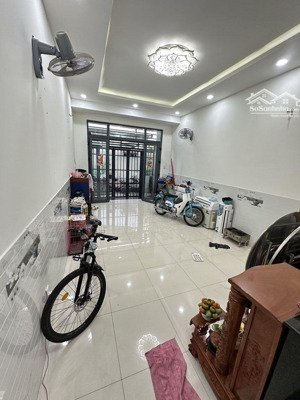 chủ ngộp bank có khách là bán rẻ e chân dài 22m x 4m. hxh. 3 tầng. thoại ngọc hầu. nở hậu tài lộc