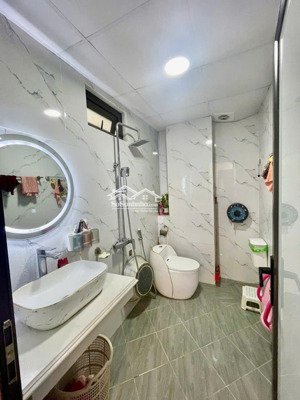 bán nhà 7 tầng - thang máy - 50m2 full nội thất mới , với 5 phòng ngủ tại đường phạm văn đồng...