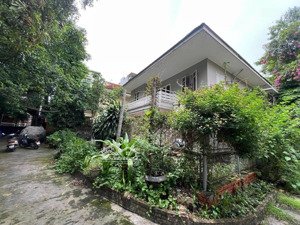 bán nhà ngõ 45 võng thị - lô góc - dt 200m2 rộng 12m - ô tô tránh - ngay hồ tây