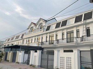 bán sỉ 5 căn nhà phố liền kề trong kdc hoàng hảo - tp.vĩnh long - giá sốc