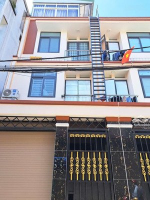 nhà mặt tiền, đẹp ở ngay 3 tầng dòng tiền ổn định gần chợ tam hà 5x18 chỉ 8,5 tỷ.