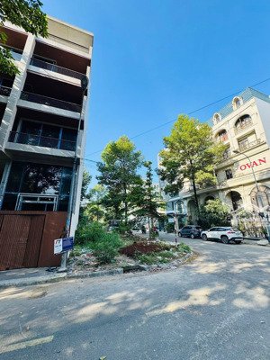 bán nền lô góc huy hoàng lô a38 diện tích 142,5m giá 36xxxx tỷ,lh 