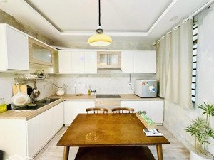 ngôi nhà cho nhiều thế hệ có thể ở chung ngay trục phan xích long phú nhuân, chủ gấp bán trước tết.