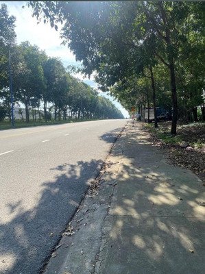 chủ ngộp gửi bán gấp lô đất ngay trục đường nhựa 32m dt 150m2 full thổ mặt tiền đường kinh doanh