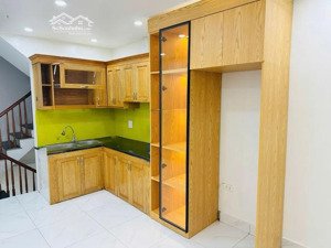 ở ngay - gần kđt - 2 mặt thoáng - mặt đường ô tô - gần trường - chợ - bệnh viện