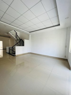 cho thuê nguyên căn nhà siêu rộng dt 5x50m tầng trệt trống suốt hợp ở chứa hàng may mặc vp công ty