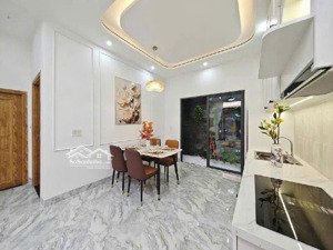 nhà mới đẹp full nội thất 2 tầng đường hoàng diệu vào ở ngay