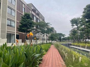 cần bán gấp nhà phố liền kề lỗ 10 tỷ so với hợp đồng, hoàn thiện nội thất.