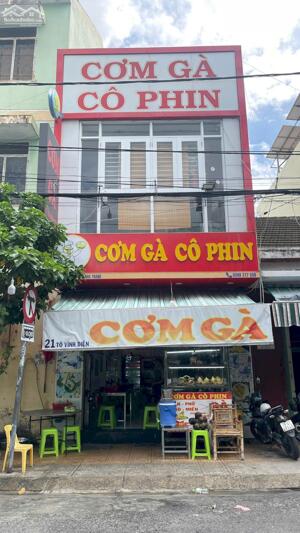 BÁN NHÀ 2,5 TẦNG MẶT TIỀN TÔ VĨNH DIỆN, Nha Trang. 91,6m² (ngang 4,46m) • Hướng: Tây Nam. Kết cấu: 2 tầng + 1 tum - Tầng trệt trống – đang kinh doanh. 3 phòng ngủ 2 WC