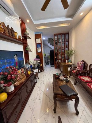 lô góc, nhà đẹp dân xây nt đầy đủ.ngõ thông ba bước ra mặt phố oto tránh.dt 35m 5tmt 3,3m giá 9,2tỷ