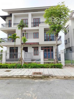 biệt thự 225m2 vào tiền chỉ 5 tỷ ( 30%).miễn lãi 18 tháng.kđtcenta riverside ngay cạnh sun phù đổng