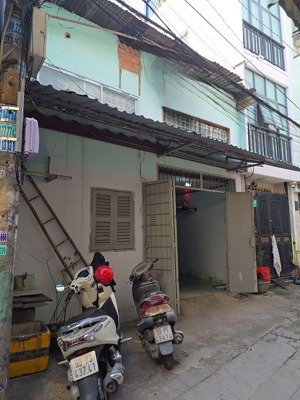 diện tích đất 40m2 mà giá chỉ 4 tỷ650 xây 3 lầu hẻm đẹp nhà lạc long quân p10 tân bình gần bàu cát