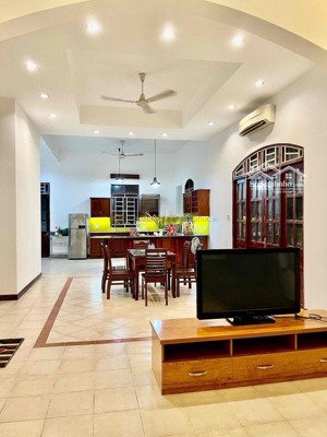 chính chủ cần bán gấp nhà 2 mặt tiền ngay trường sơn, tân bình. diện tích: 8x18m, 5 tầng giá 30 tỷ