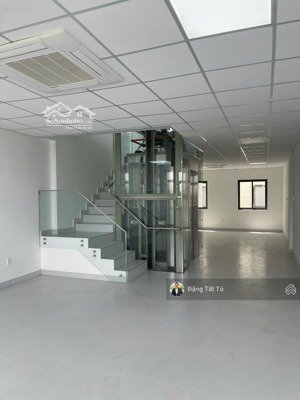 cần cho thuê phophous mặt tiền song hành lakeview city nhà hoàn thiện có thang máy giá 35tr/th.