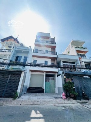 bán nhà mặt tiền kinh doanh gần chợ, các trường đh-cđ, sẵn dòng tiền cho thuê. ngang 6m vuông vức.