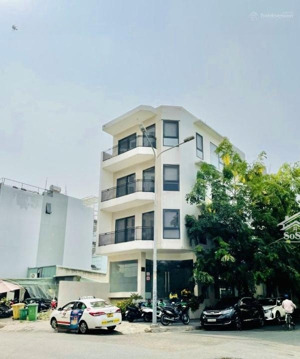 cho thuê căn góc 2mt 6x20m, 1 hầm 4 lầu trống suốt, giá 55tr/ tháng lh 