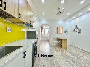 căn hộ 1 phòng ngủ ban công 50m2 full nội thất. ngay ngã 4 phú nhuận, nguyễn trọng tuyển