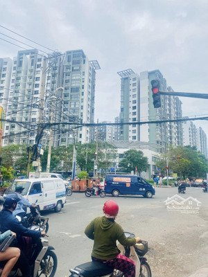 liền kề celadon city nhà mới 2 tầng 64m 4pn hẻm xe hơi chỉ 5.x