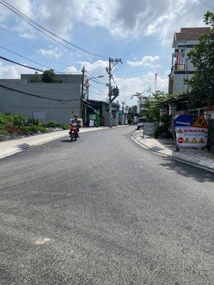 bán đất mặt tiền đường 8 phường long phước; gần đh luật; dt 77.5m2 sẵn 5m2 đất tcln giá có tl