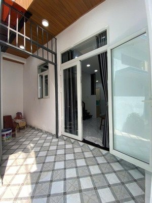 nhà 1/ đường sư vạn hạnh. dt 50m2, 1 trệt 1 lầu