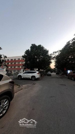 mảnh đất thông số vàng - nguyễn khắc viện,long biên,vỉa hè,ô tô tránh thông,view vườn hoa,trường