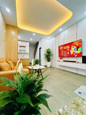 nhà phạm văn đồng, cầu giấy 6 tầng thang máy xây mới - gần phố, ba gác đỗ cửa. ra hqv 2p