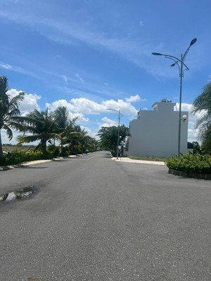 bán đất gần khu sinh thái eco retreat,100m2 trả trước 2.2 tỷ góp 10 năm. lh : oanh