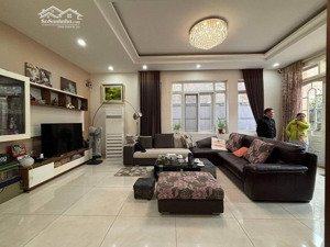 bán nhà phân lô sát phố thái thịnh, đống đa trước nhà ô tô 2 chiều 108m2 mt8m kd đắc địa hơn 40 tỷ