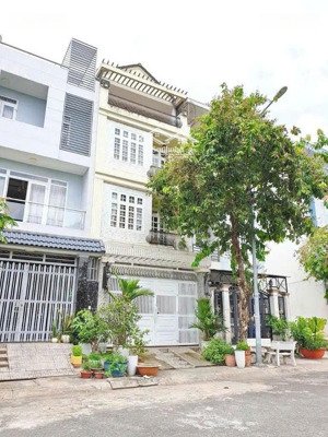 cho thuê nhà nguyên căn đường d4 phú mỹ, quận 7.
full nội thất châu âu vào ở ngay