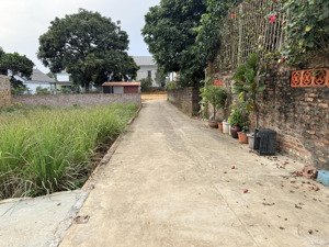 chỉ 2,1tỷ có lô đất đẹp 100m2 full thổ cư ngõ thông oto gần đường dh09 tại đông yên xã phú cát hn