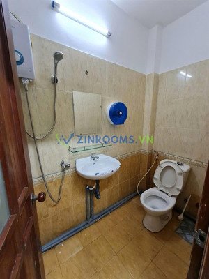 phòng rộng 30m2 đầy đủ nội thất máy giặt riêng ngay phan văn trị giá chỉ 4tr2
