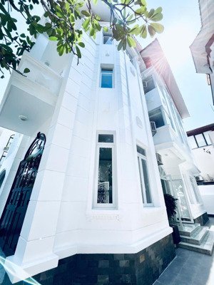 cho thuê biệt thự vip khu compound eden thảo điền, 5pn, 3 lầu, an ninh cao. lh: phát 