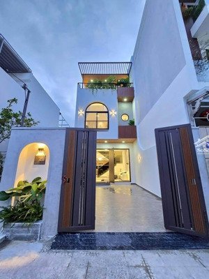 cần tiền gấp cần bán căn chính chủ nguyễn thị thập p bình thuận q7,100m2, giá 8tỷ770, sổ hồng riêng