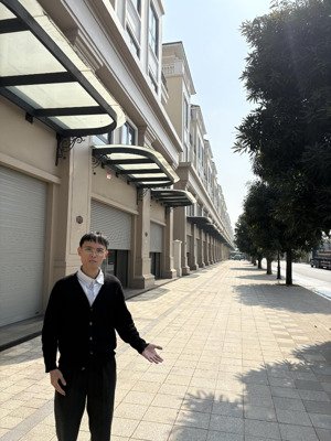 shop trục khách khổng lồ: cạnh 15 tòa 27 tầng (~40k cư dân), san hô 24 120m², giá 25,9 tỷ