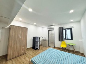 chính chủ cho thuê studio có nội thất, phòng rộng, cửa sổ trời, 5p di chuyển qua q1,3,..