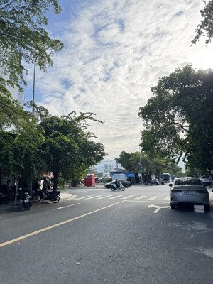 bán nhà 4 tầng sát sân bóng kdt phước long. giá 12 tỷ hướng đông nam. ngang 5m nhà 4 pn 4wc