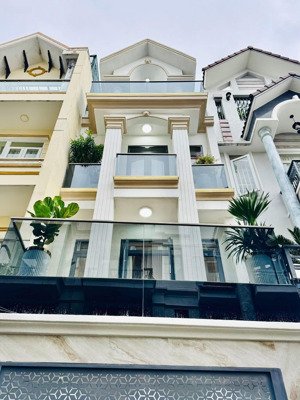 cô hoa bán ra đi định cư nhà nguyễn thị minh khai, quận 1, 75,7m2/4 tỷ 200 hẻm xe hơi có sổ sẵn