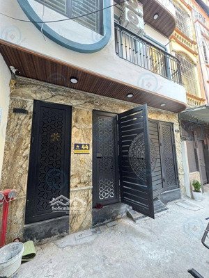 trung văn bán tòa nhà 6 tầng 9 phòng khép kín doang thu 35tr/tháng. ngõ to chải nhựa vf3 đi vừa